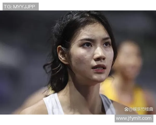 踢足球女星展现风采赛场内外的魅力与坚持交织成传奇