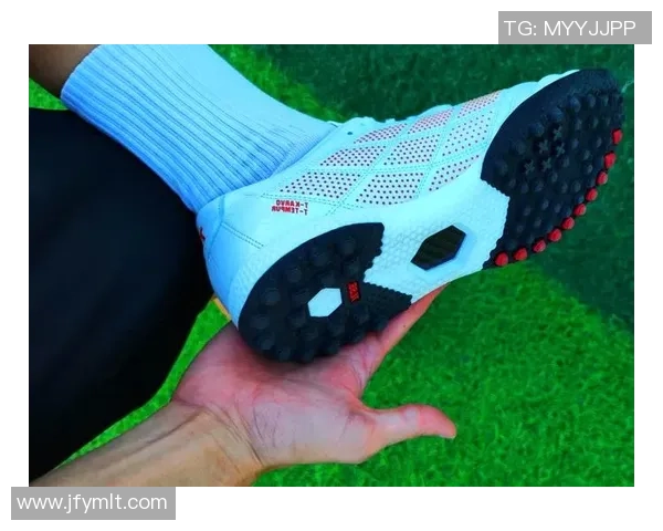 足球门将专用足球鞋的选择与使用技巧解析助你守护球门的每一瞬间